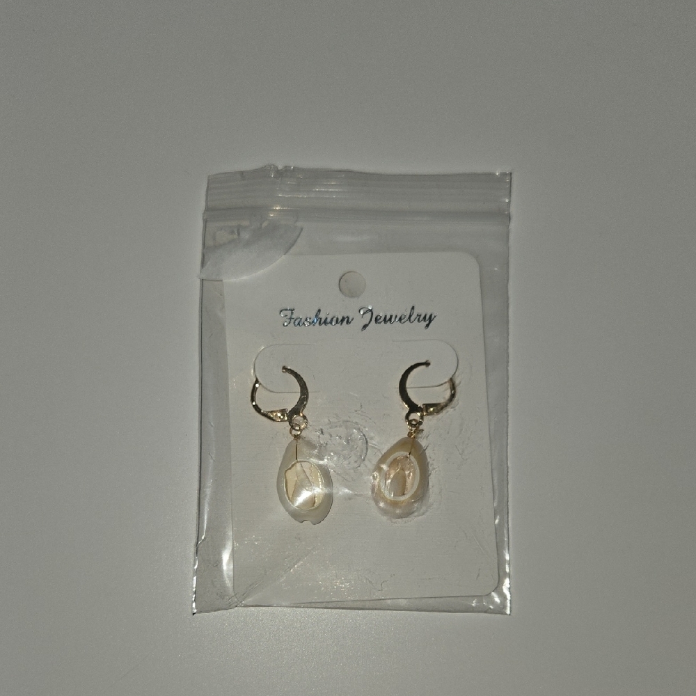 🍒Fashion Jewelry Gold and Cream Pearl Earrings